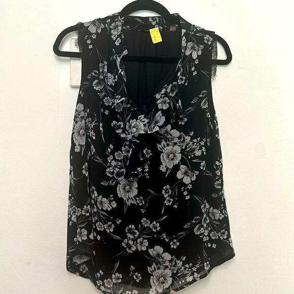 Tahari gorgeous blousr with lace details - Picture 1 of 6